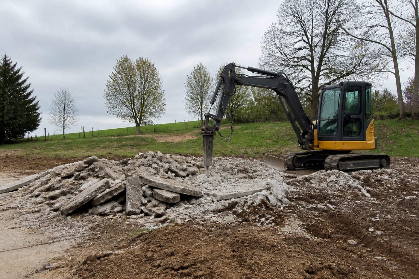 Residential demolition and concrete removal by Hoskins Digging in Harlan County